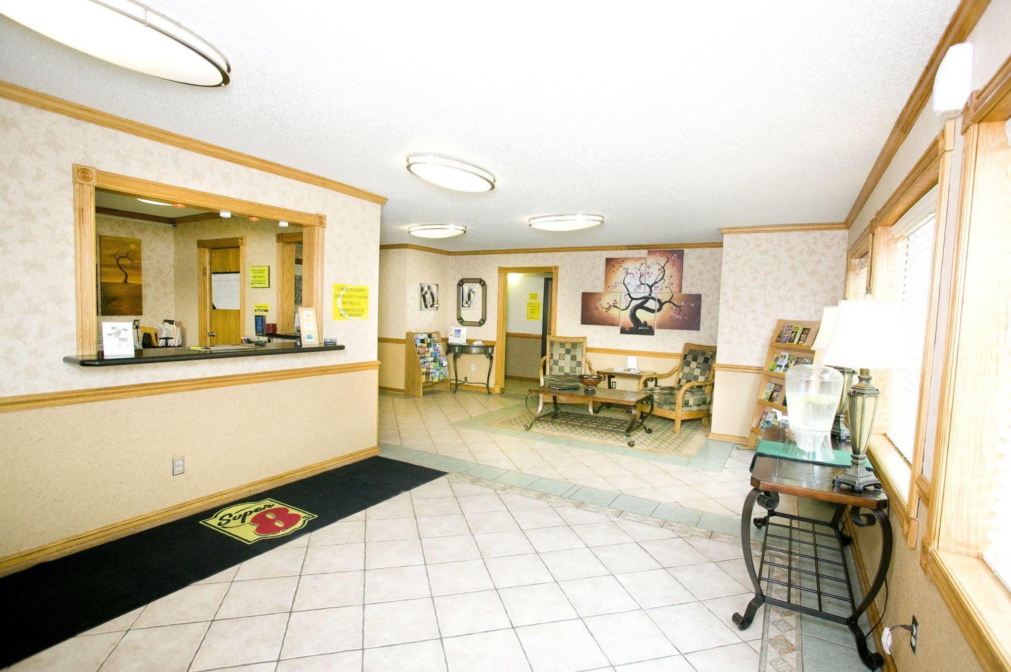 Super 8 By Wyndham Van Buren/Ft. Smith Area Interior photo